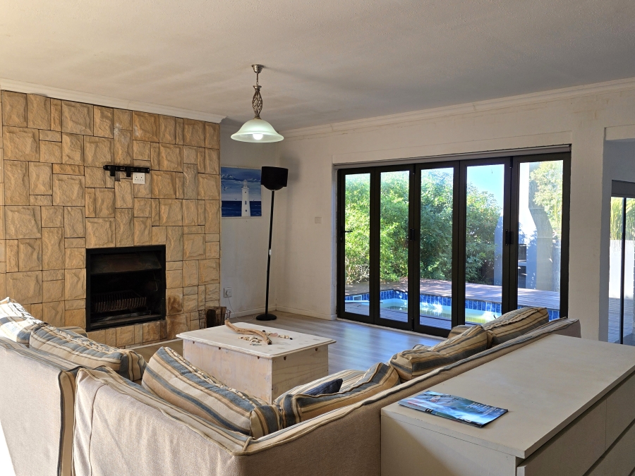 5 Bedroom Property for Sale in Wavecrest Eastern Cape